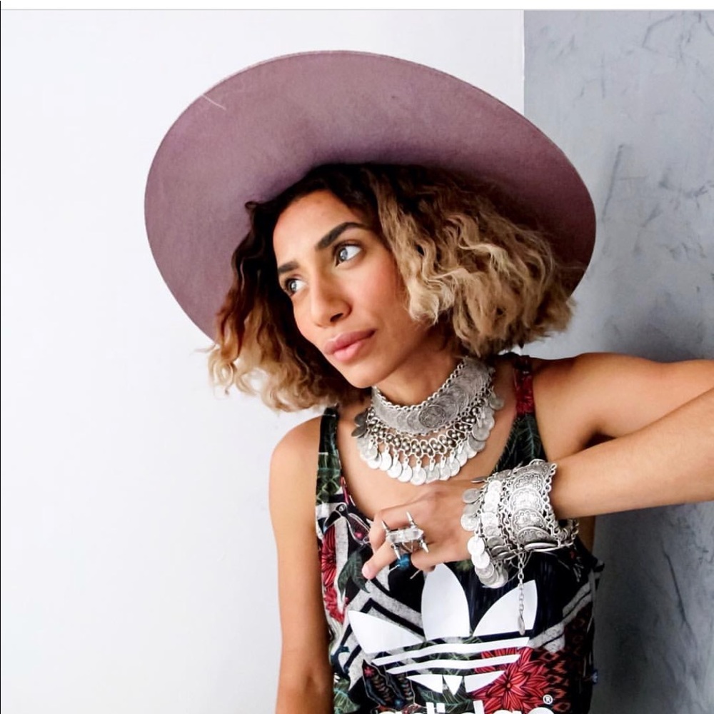 Meet your Posher, Anisa